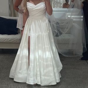 Never worn galia lahav designer wedding dress.